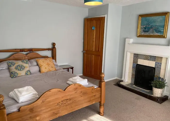 3 Bedroom Cottage Sleeps 5 Village Location