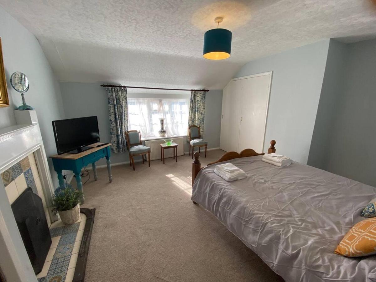 3 Bedroom Sleeps 5 Village Location Holiday home