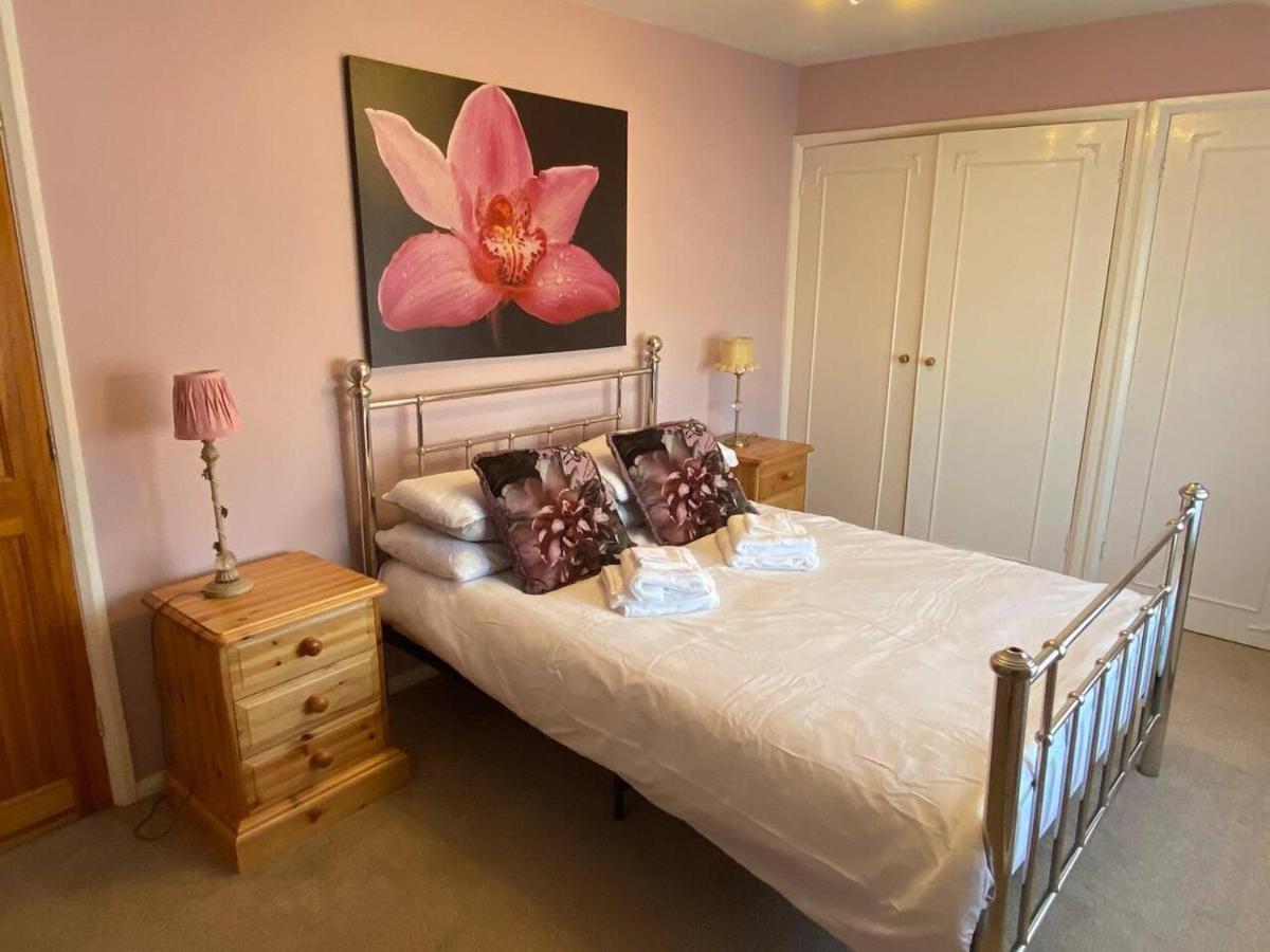 3 Bedroom Sleeps 5 Village Location *