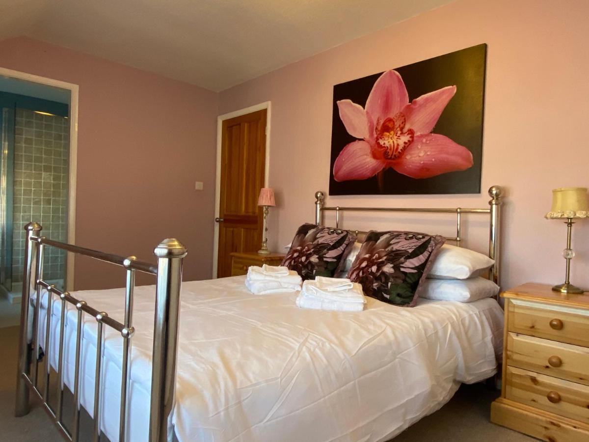 3 Bedroom Sleeps 5 Village Location Holiday home